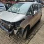 C3 Picasso prata estacionado em pátio automotivo.