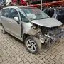 C3 Picasso prata estacionado em pátio automotivo.