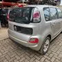 C3 Picasso prata estacionado em pátio automotivo.