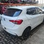 Argo branco estacionado em pátio automotivo.