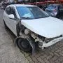 Argo branco estacionado em pátio automotivo.