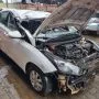 Frente de um HB20 branco estacionado em pátio automotivo.