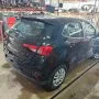 Argo preto estacionado em pátio automotivo.