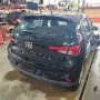 Argo preto estacionado em pátio automotivo.