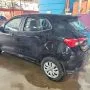 Argo preto estacionado em pátio automotivo.