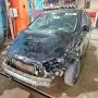 Argo preto estacionado em pátio automotivo.