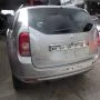 Renault Duster prata estacionado em pátio automotivo.
