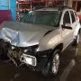 Renault Duster prata estacionado em pátio automotivo.