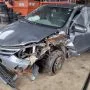 Etios cinza estacionado em pátio automotivo.