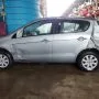 Palio Atractive prata estacionado em pátio automotivo.