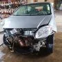 Palio Atractive prata estacionado em pátio automotivo.