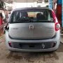 Palio Atractive prata estacionado em pátio automotivo.