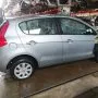 Palio Atractive prata estacionado em pátio automotivo.