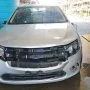 Ford Fusion prata estacionado em pátio automotivo.