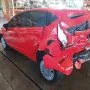 Ford New Fiesta vermelho estacionado em pátio automotivo.