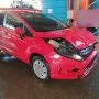 Ford New Fiesta vermelho estacionado em pátio automotivo.