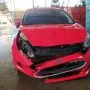 Ford New Fiesta vermelho estacionado em pátio automotivo.