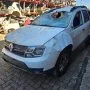 Renault Duster branco estacionado em pátio automotivo.