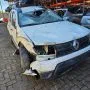 Renault Duster branco estacionado em pátio automotivo.
